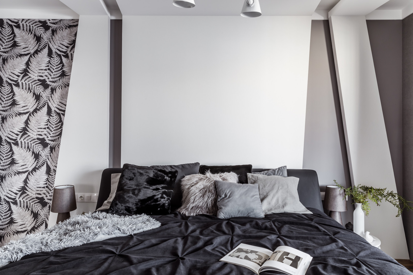 Монохромный интерьер в 2-х комнатной квартире