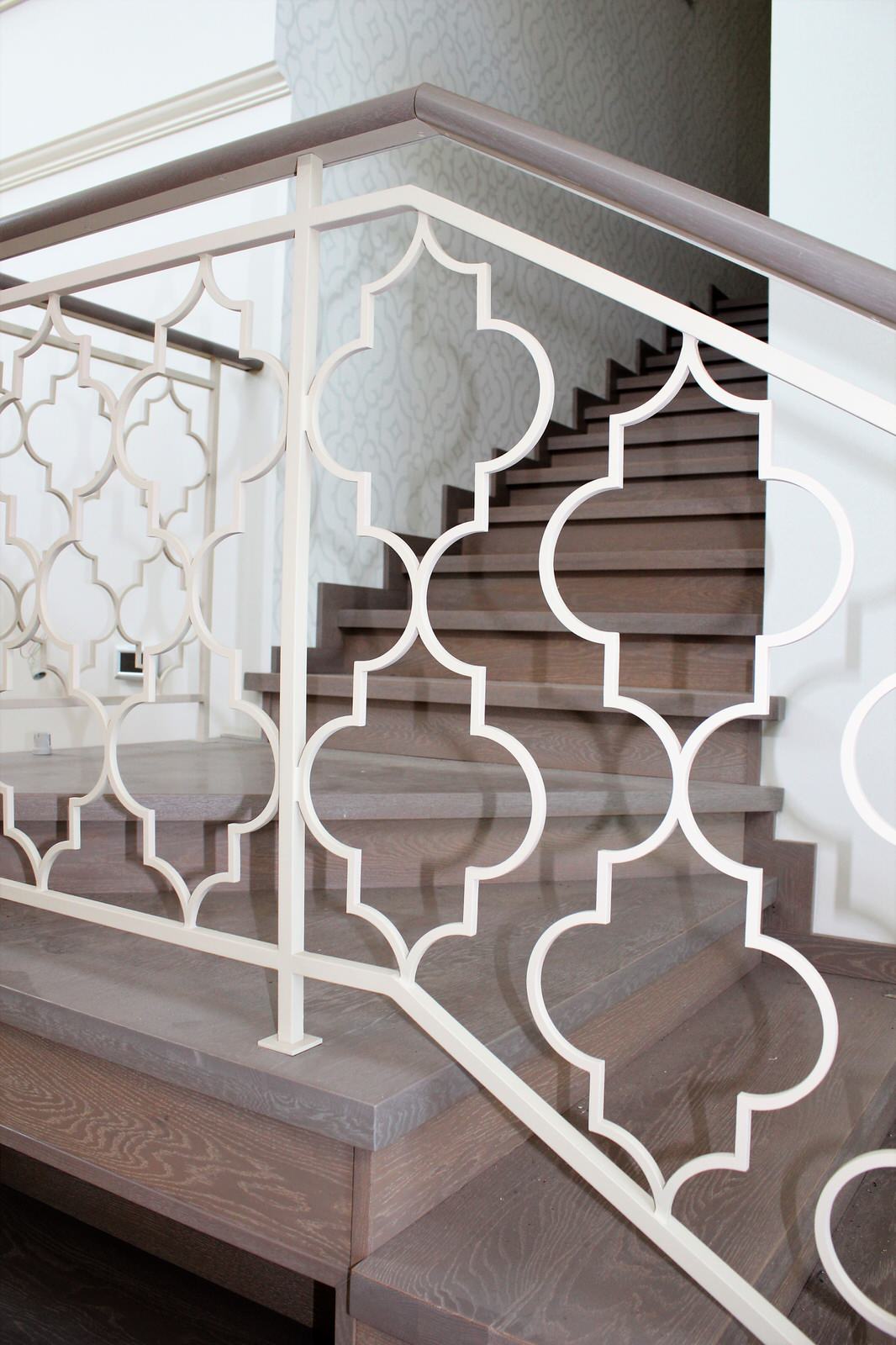 Лестница с узорчатым ограждением