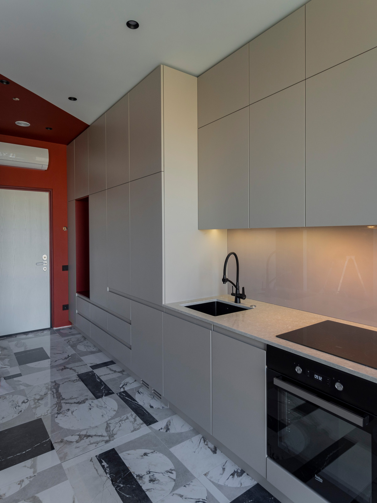 Большая стильная кухня в неоклассическом стиле в светлых тонах