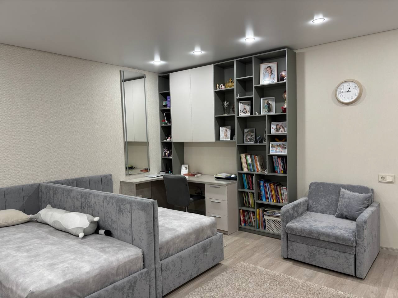 Детская для девочек в современном стиле с серыми кроватями.