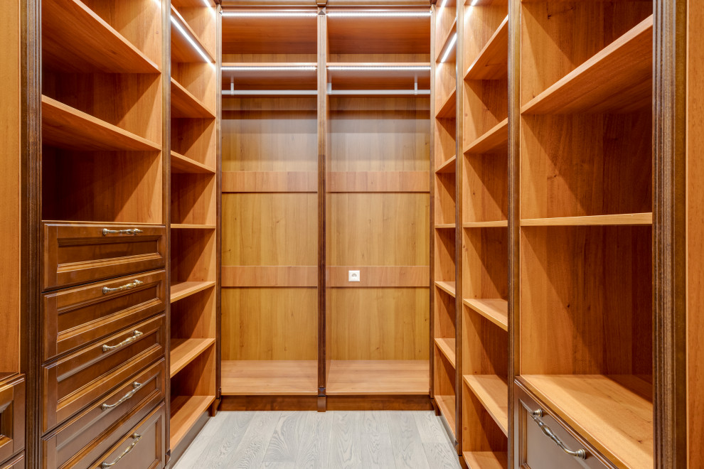 Дом в КП Ильичевка. Гардеробная.