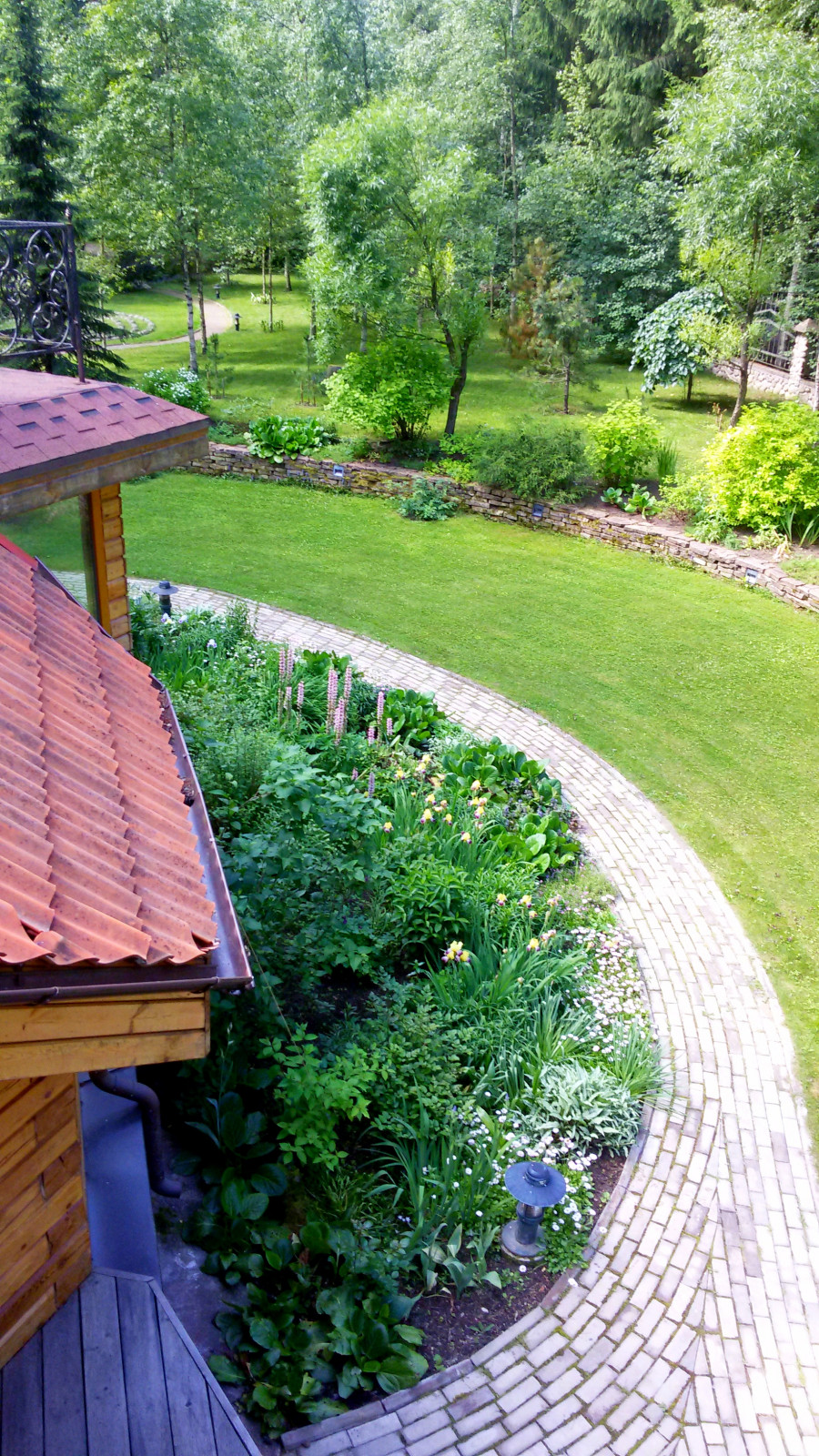 Романтический сад в пейзажном стиле