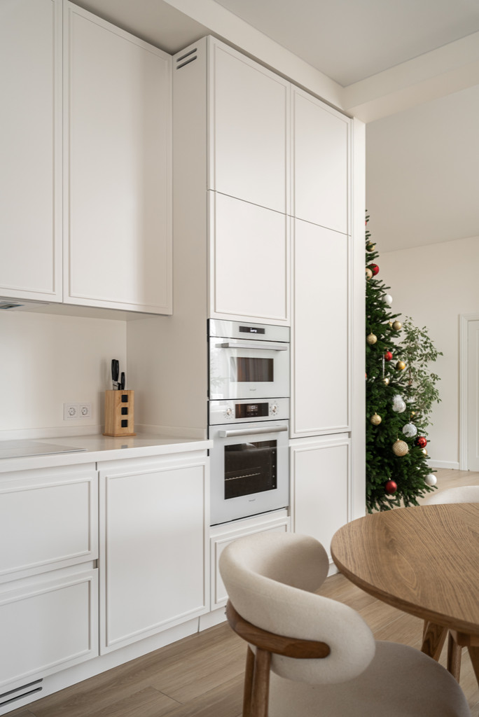 Белая кухня-гостиная