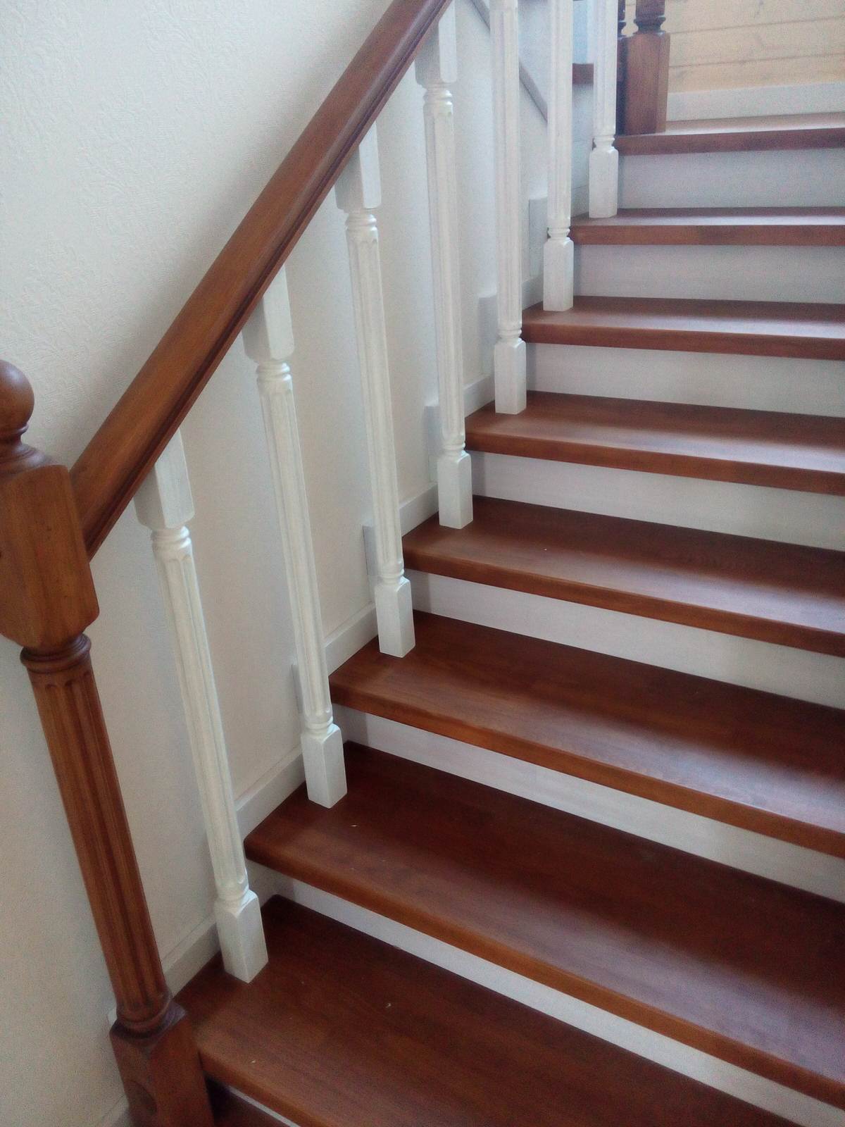 Лестница 2-х цветная с канелюрами