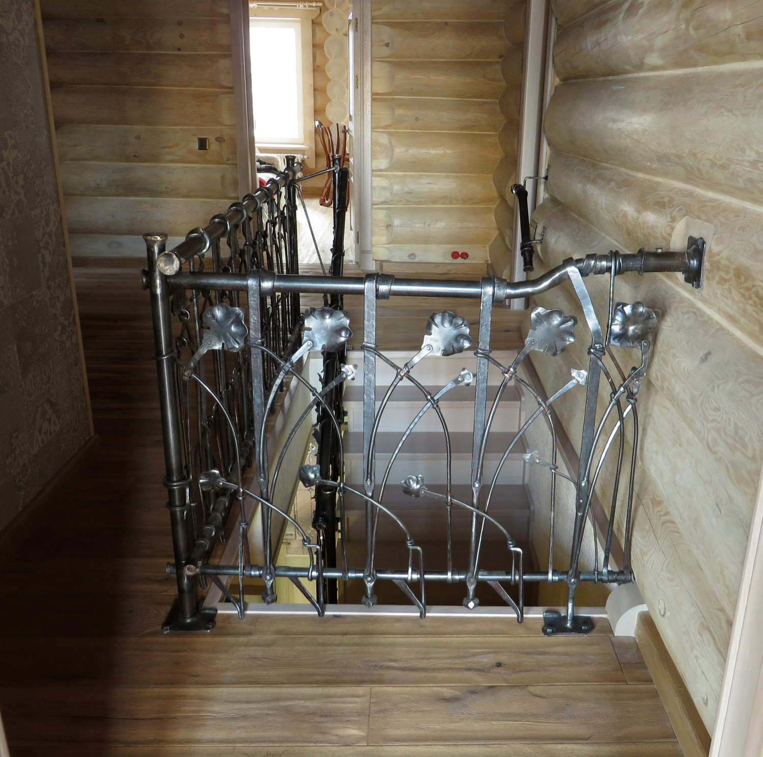 Обложка проекта: Кованое ограждение лестницы для деревянного дома.