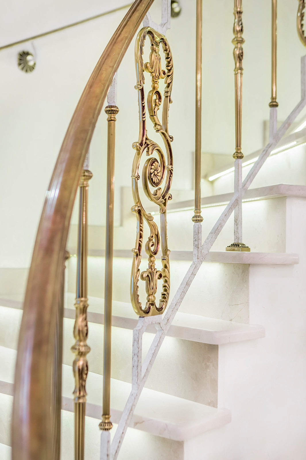 Белая лестница