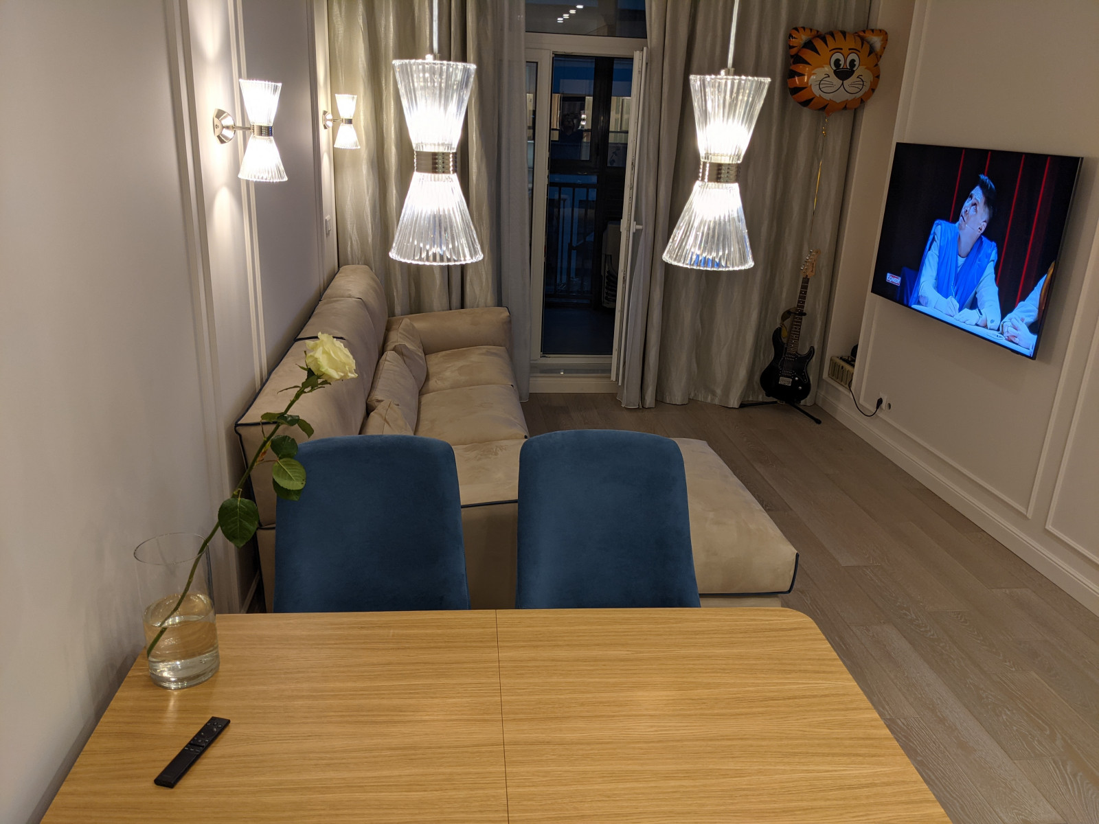 Маленькая белая кухня в неоклассическом стиле