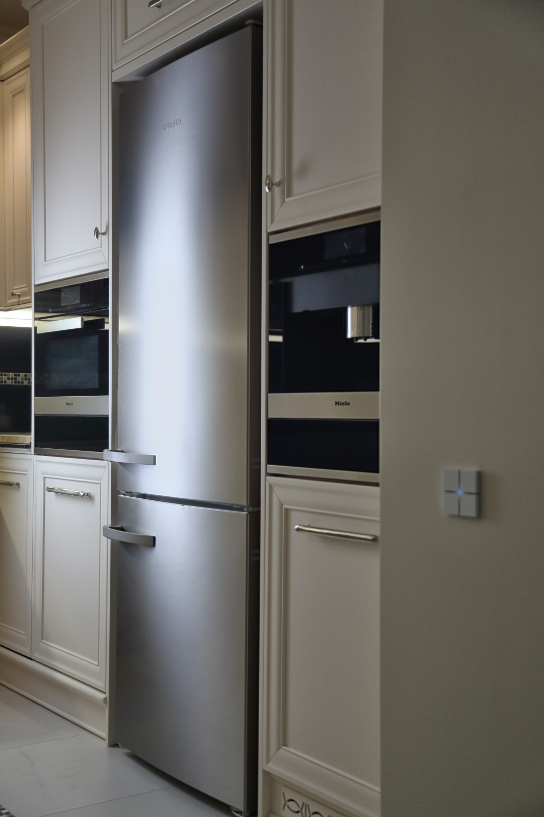 Сенсорный выключатель Basalte Sentido.