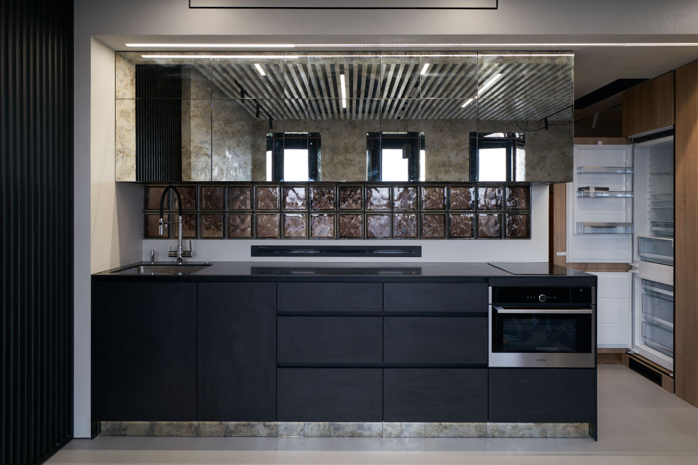 Кухня с зеркальными фасадами