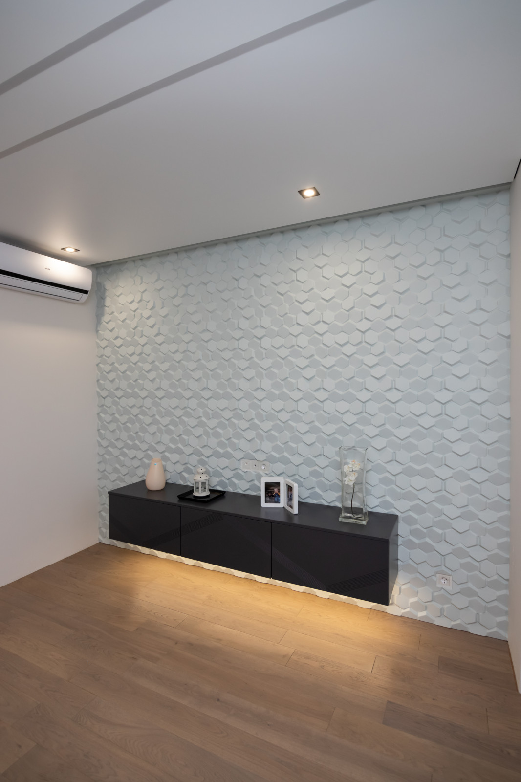 Кухня в серо-голубом цвете с барной стойкой и подвесная тумба в гостиную