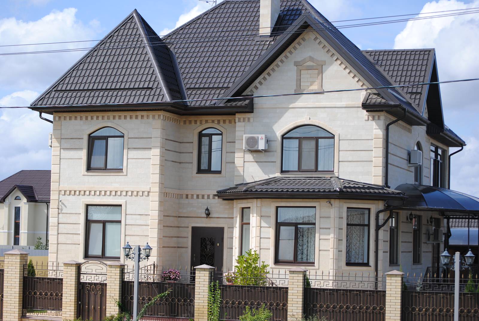 Коттедж облицованный натуральным дагестанским камнем