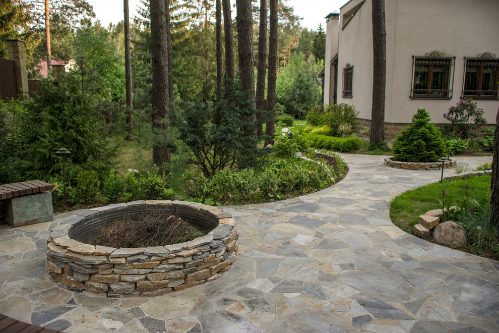 Обустройство очага и дорожка из камня