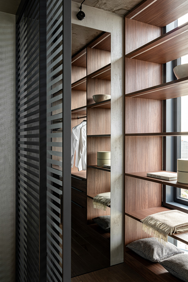 Бетонная квартира с ванной у окна