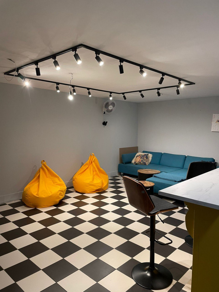 Цокольный этаж с черно-белым полом