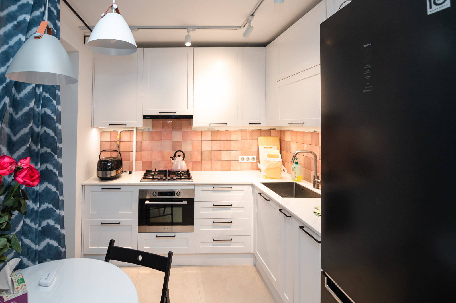 Белая небольшая кухня в стиле неоклассика