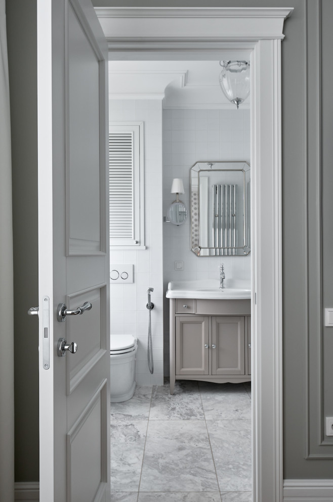 Белый Леон в светлом интерьере