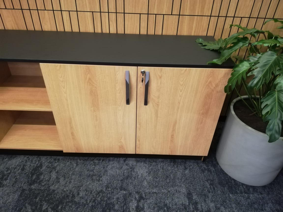 Низкий шкаф с закрывающимися створками