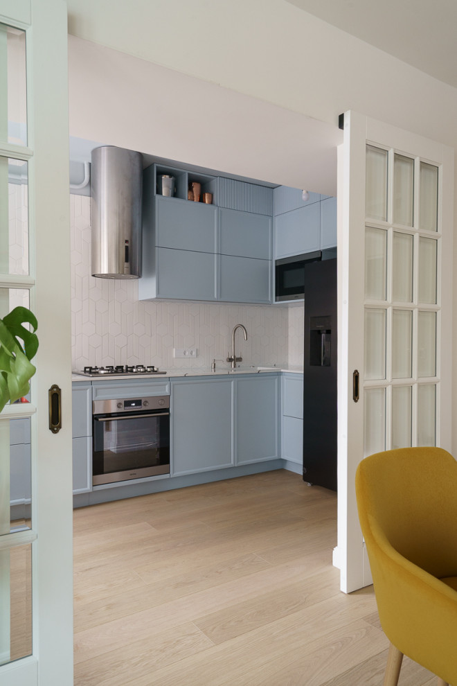 Голубая кухня, жалюзийный шкаф, полки и мебель в ванную с натуральным шпоном дуб