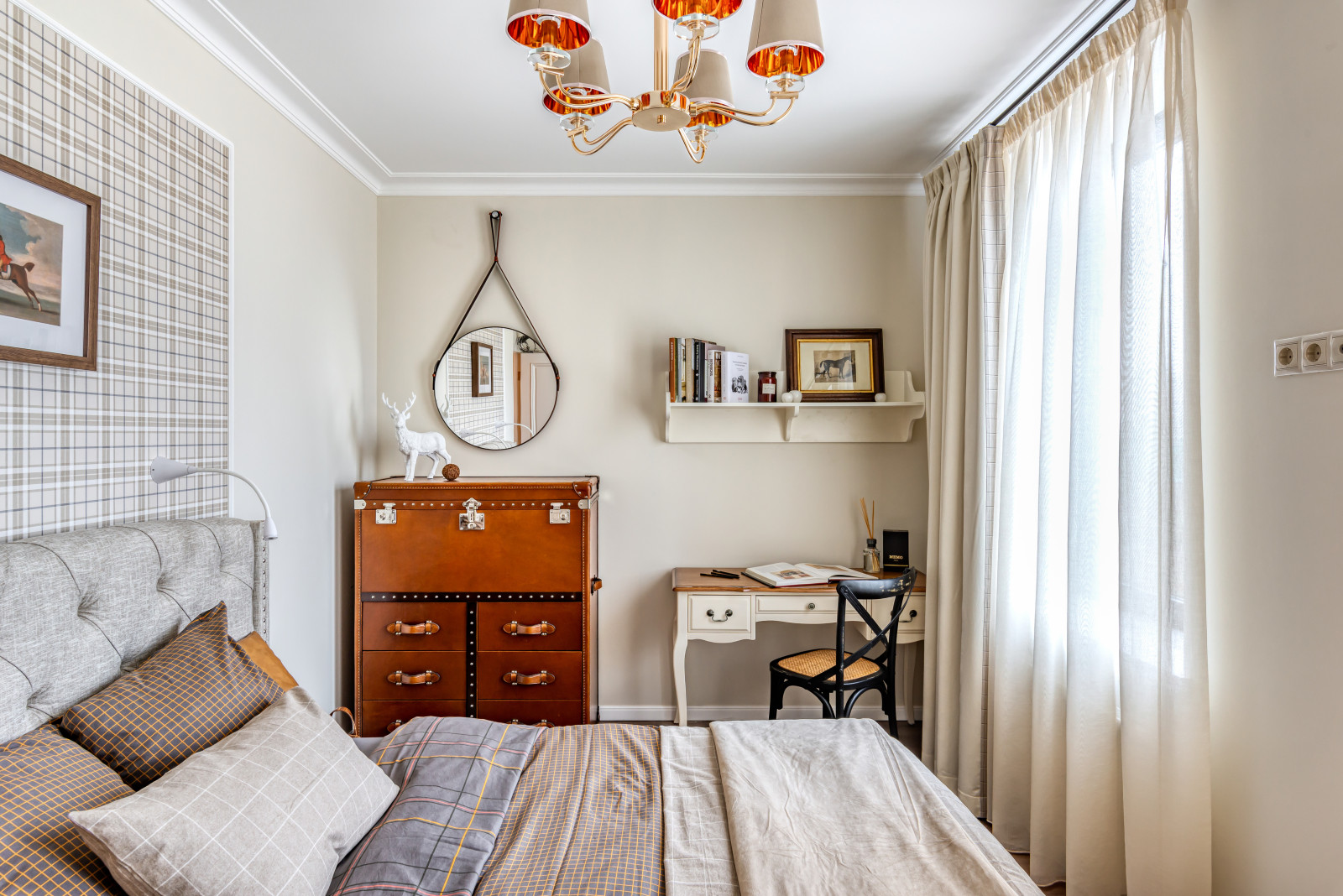 Спальня в тёплых тонах