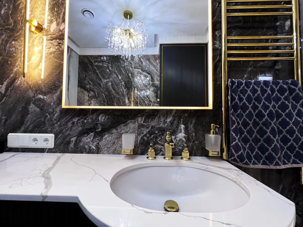 Зеркало в сатинированной раме с подсветкой