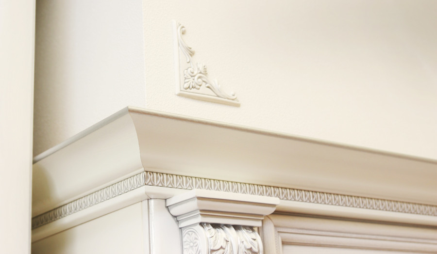 Белая кухня в викторианском стиле (реализованный проект)