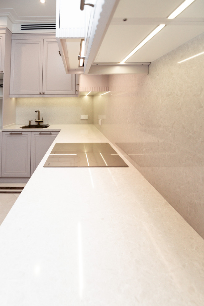 Нежно-серая кухня в неоклассическом стиле