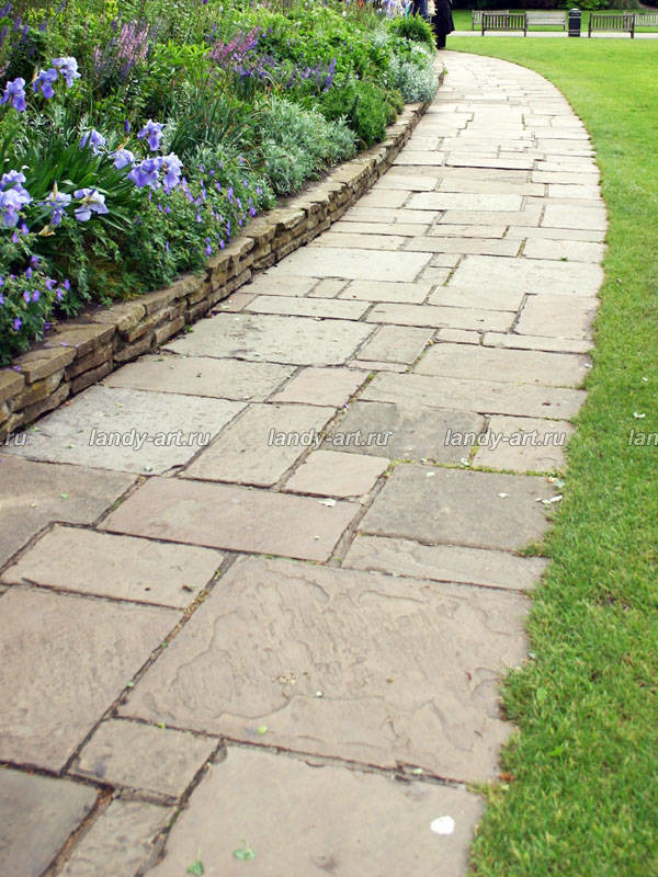 Мощение из натурального камня.