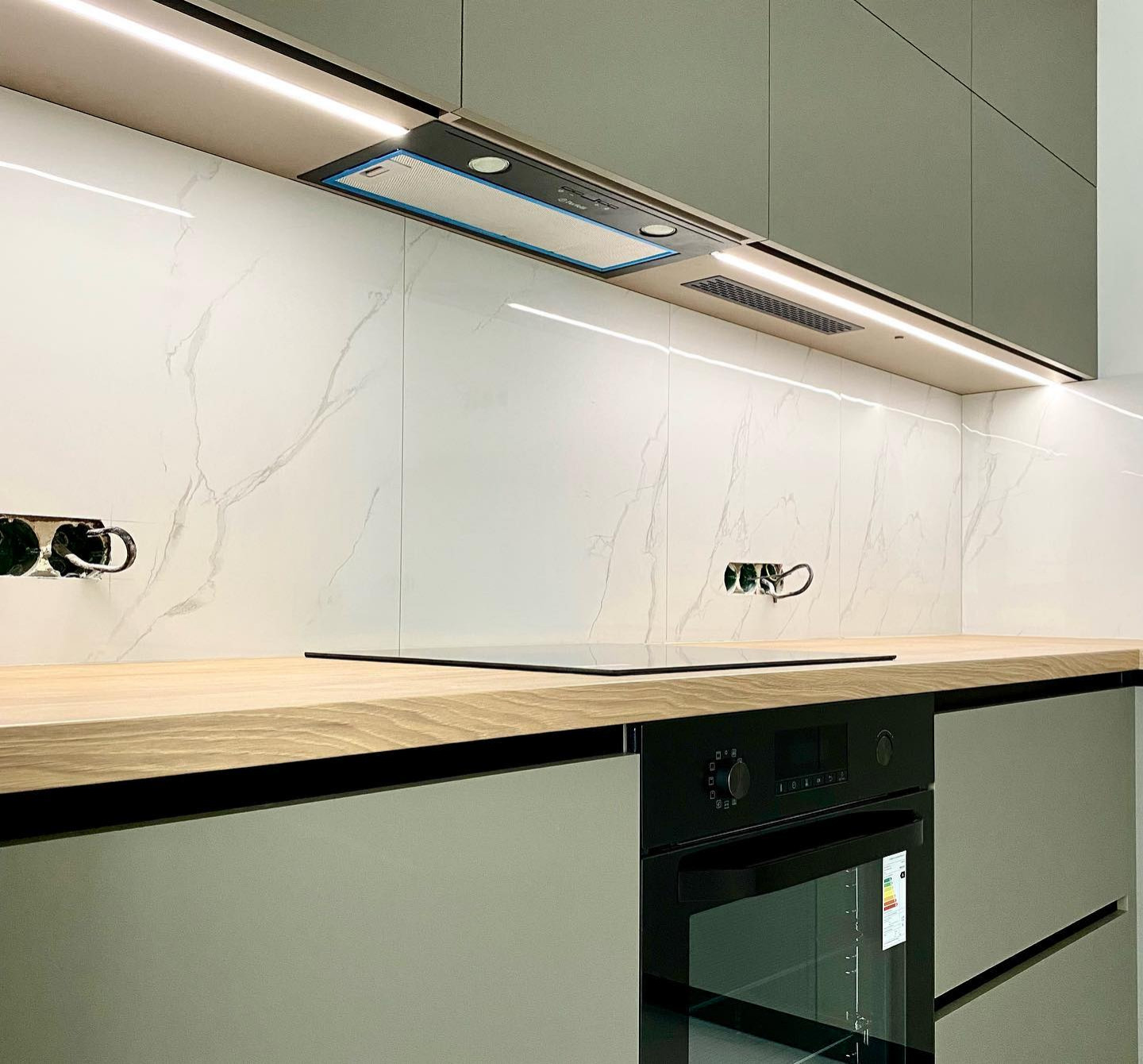 Темно зеленая кухня в скандинавском стиле