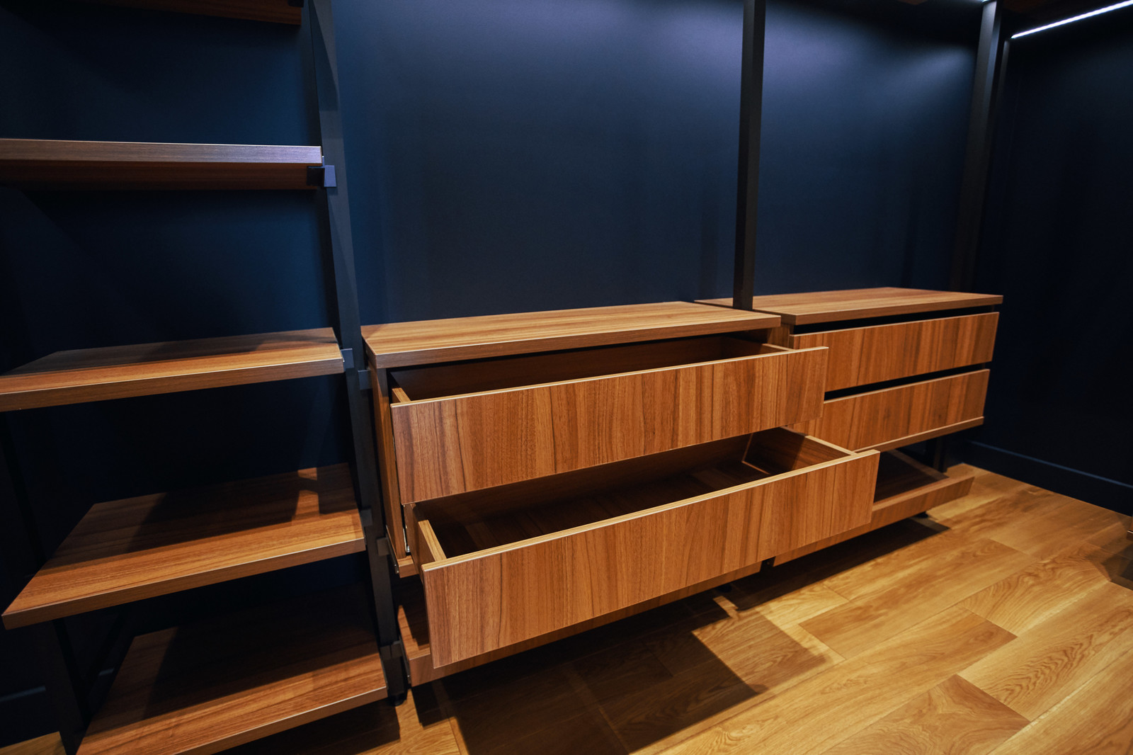 raumplus в интерьере квартиры на Минской, гардеробная UNO спальня