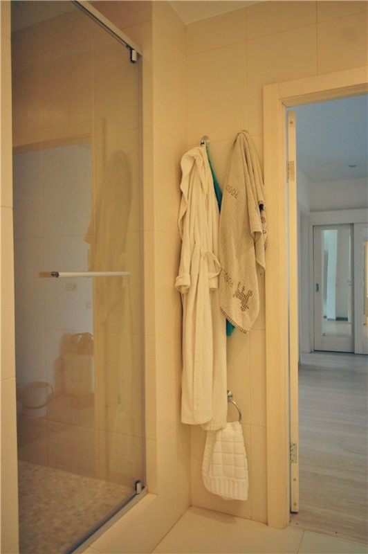 Двухкомнатная квартира для женщины. Пудра и глянец