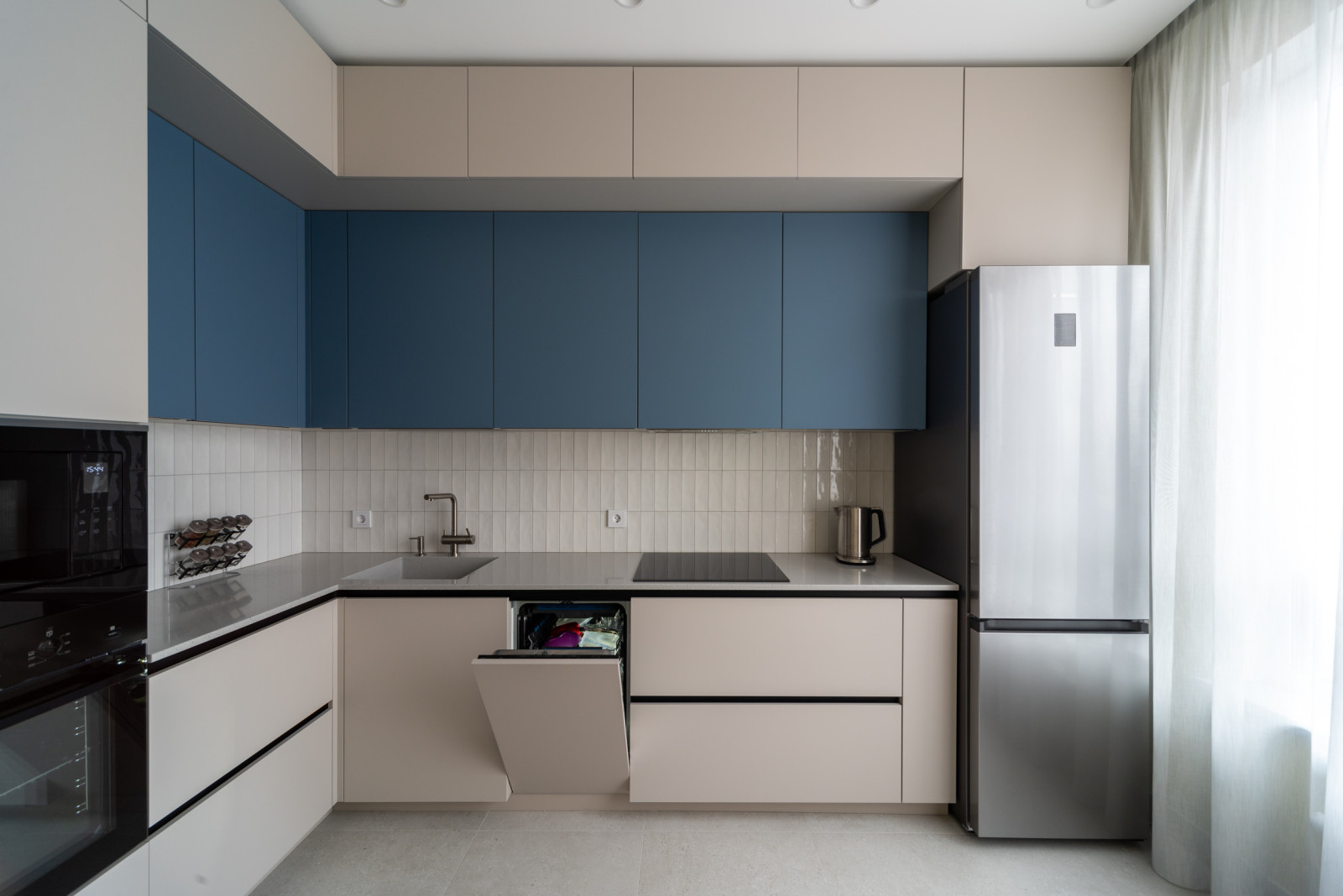 Двухуровневая угловая кухня