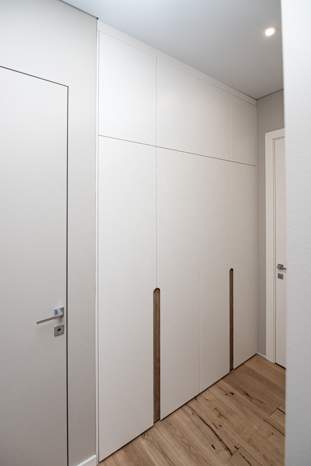 Гардероб и шкаф в прихожую в минималистичном стиле