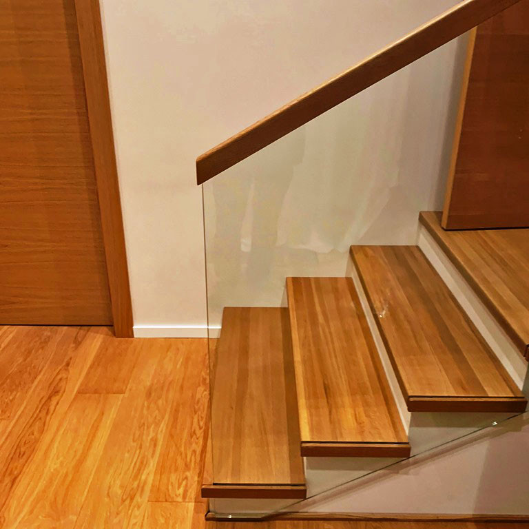 Облицовка деревом и стеклянные перила