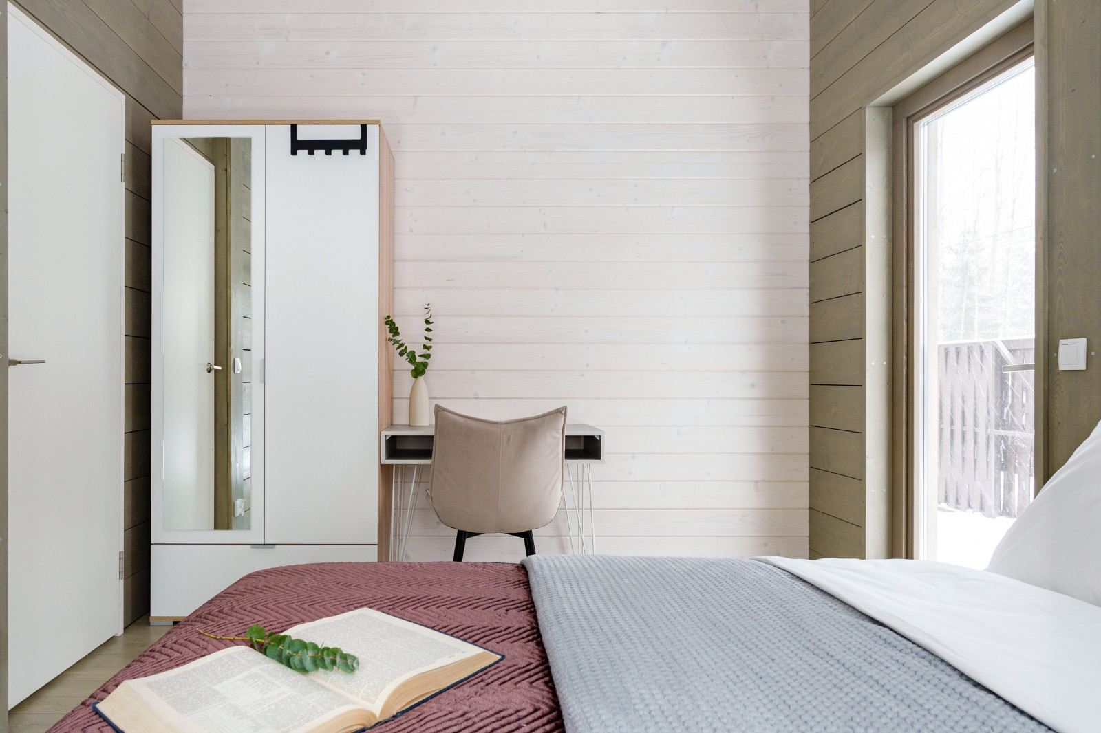 Уютный дом среди берез