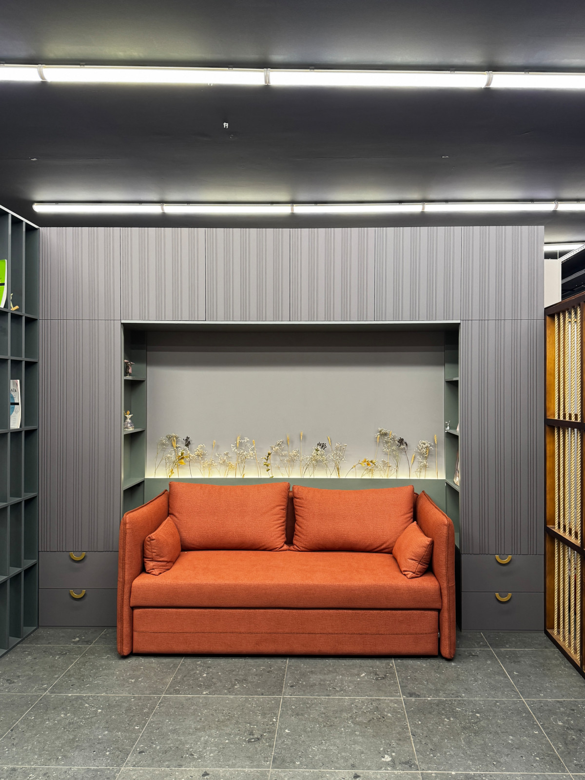 П-образный шкаф в шоуруме