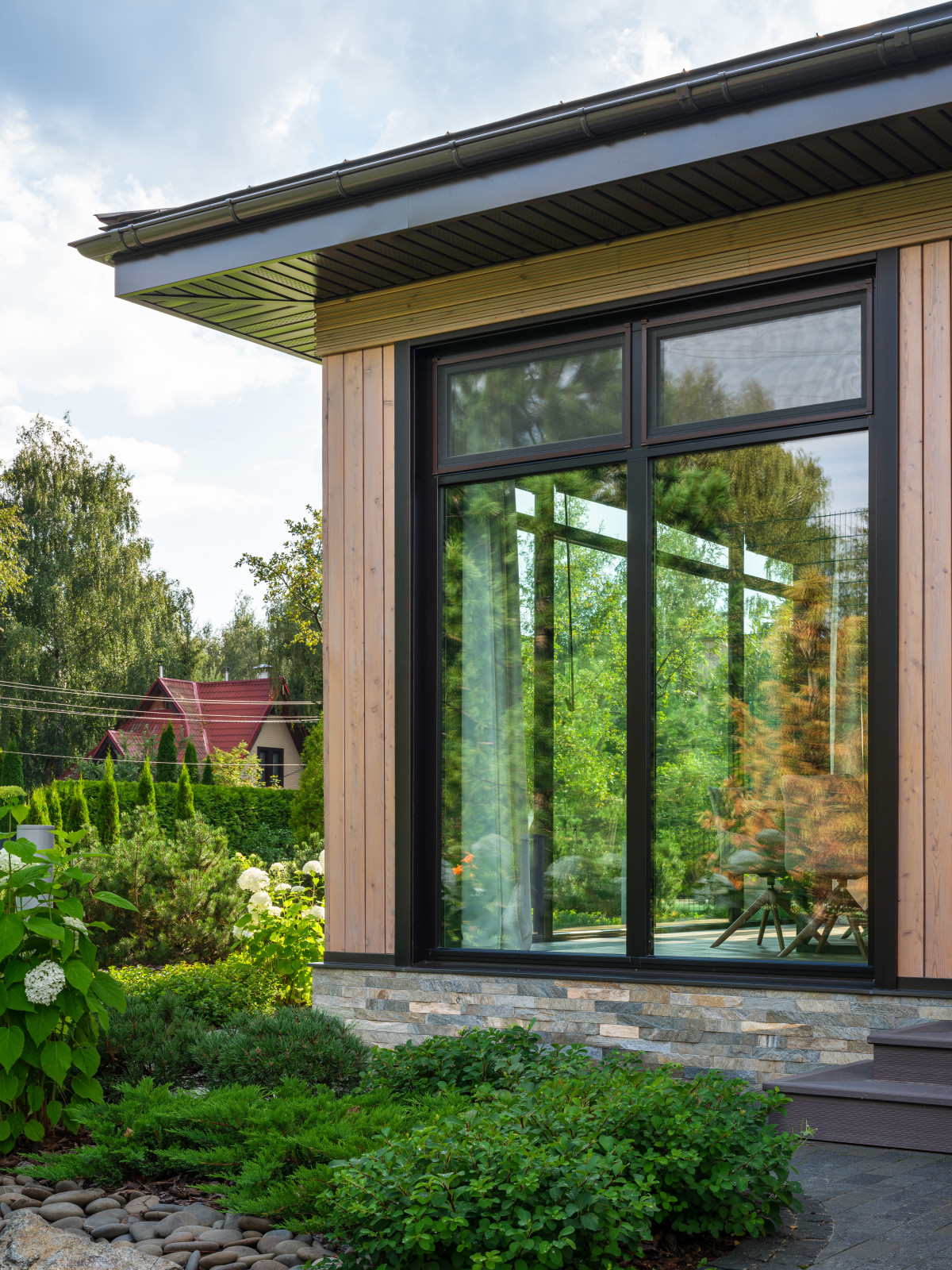 Остекление загородного дома в современном стиле