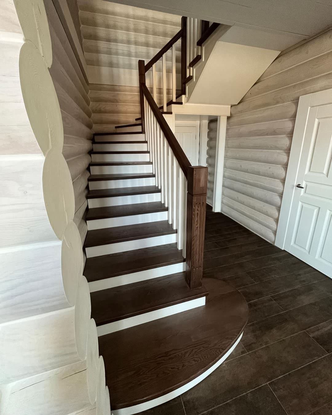 Обложка проекта: Лестница из ясеня в бревенчатом доме