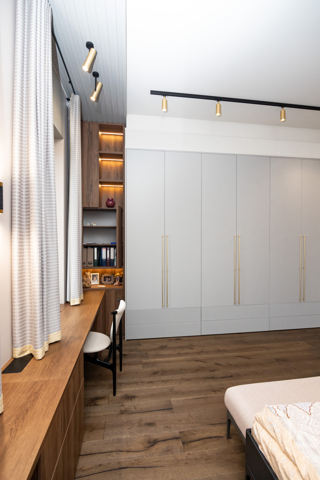 Меблировка спальни: шкаф, стеллаж и стол-подоконник