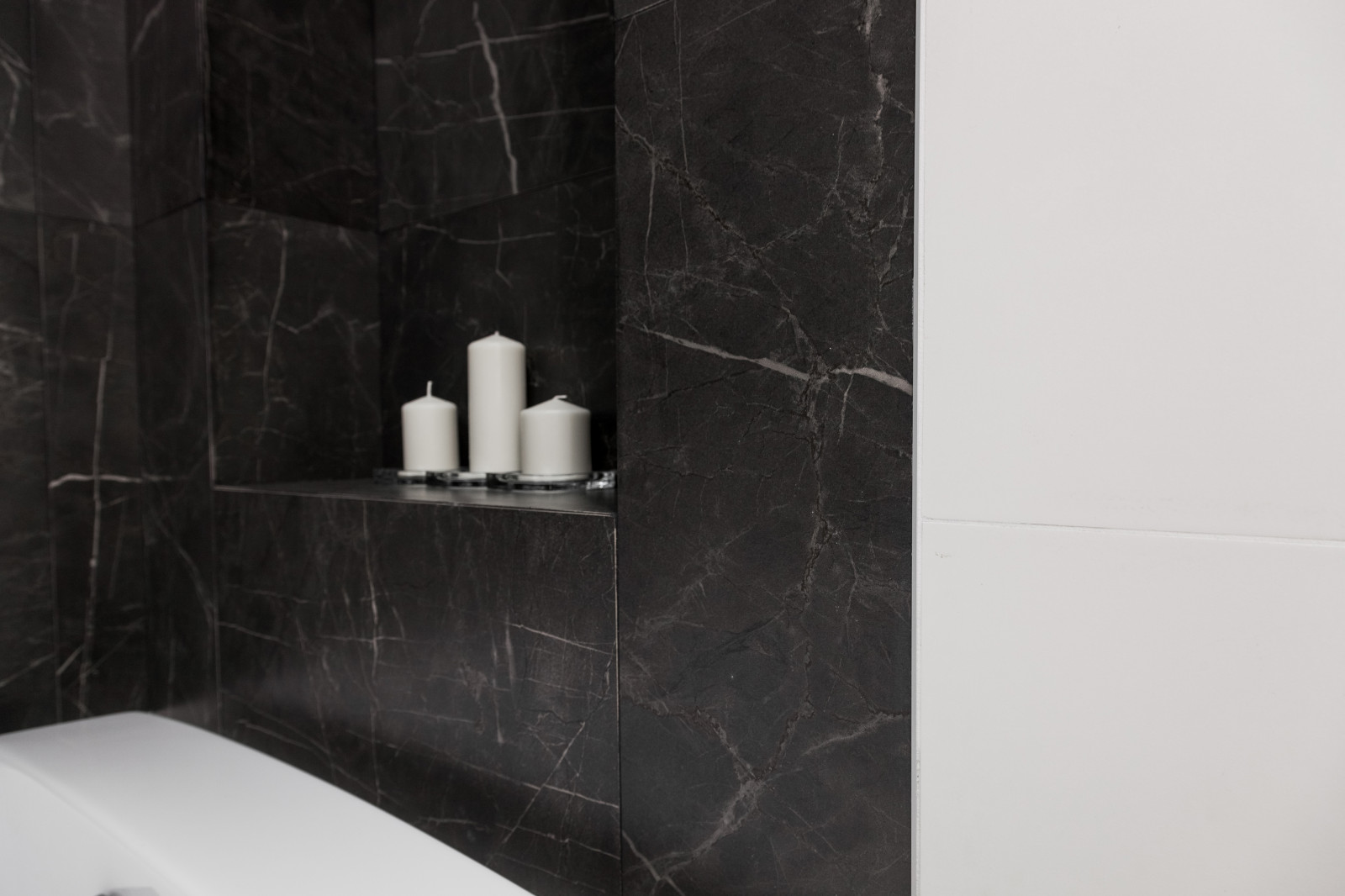 Проект с черными ванными комнатами