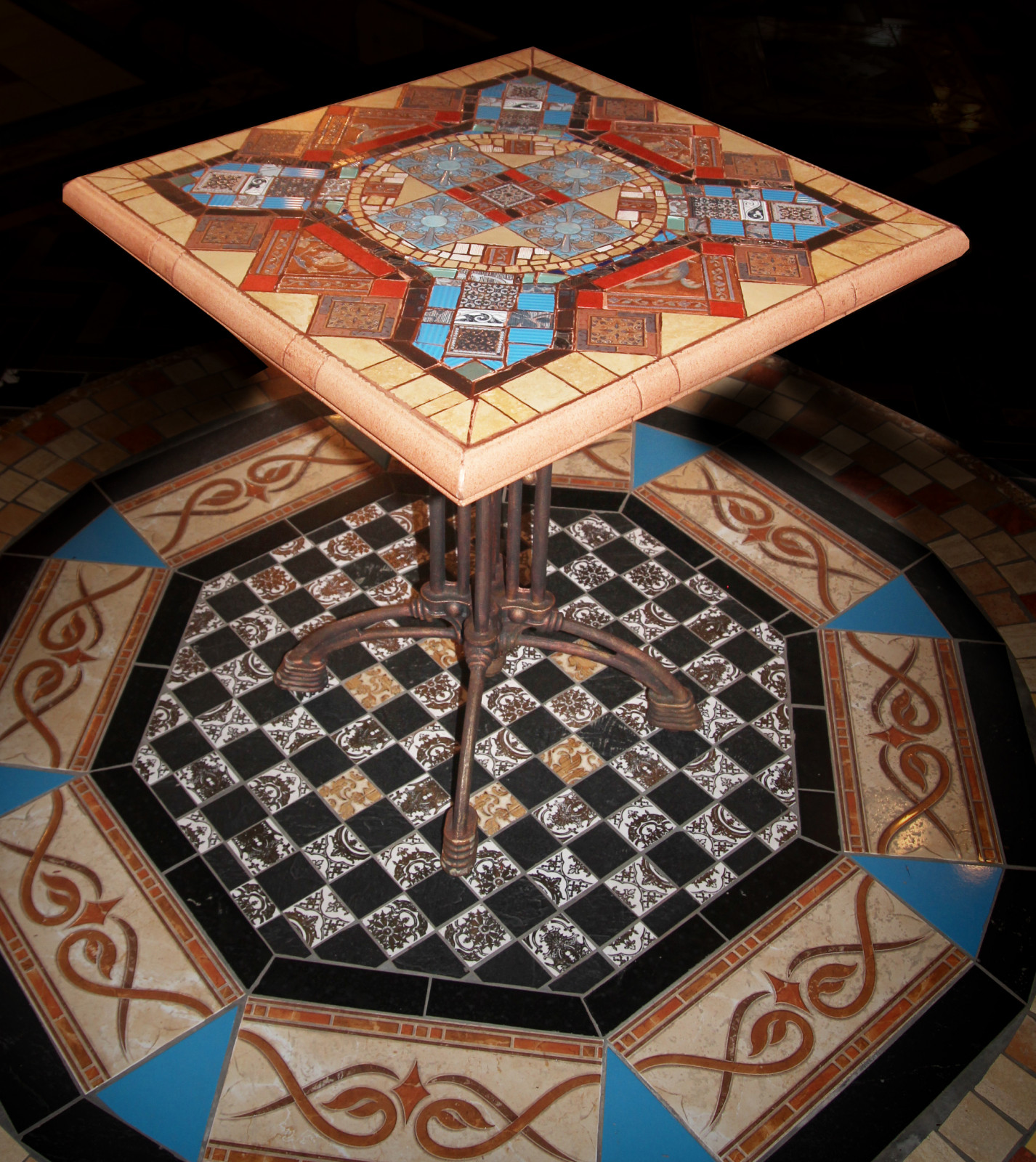 Современная мозаика в интерьере загородного дома