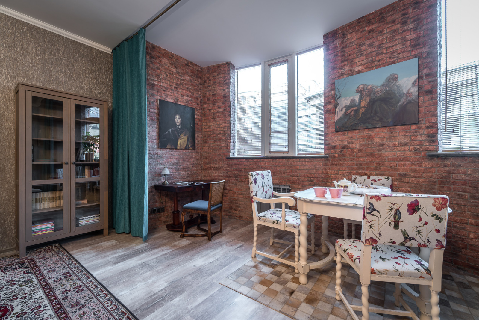 Apartment with Fusion Design and Vintage Furniture in St. Petersburg