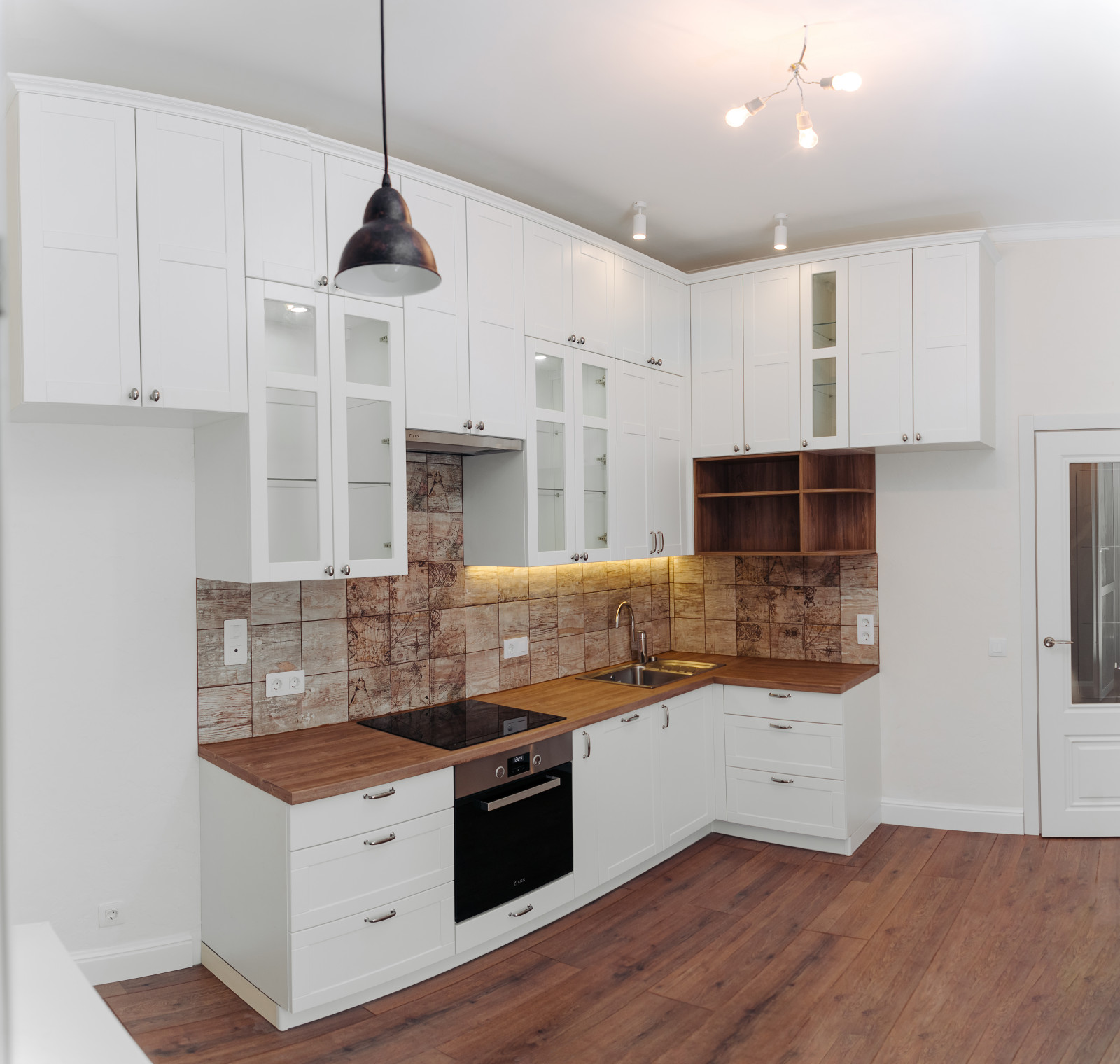 Кухня в скандинавском стиле для юной девушки програмиста