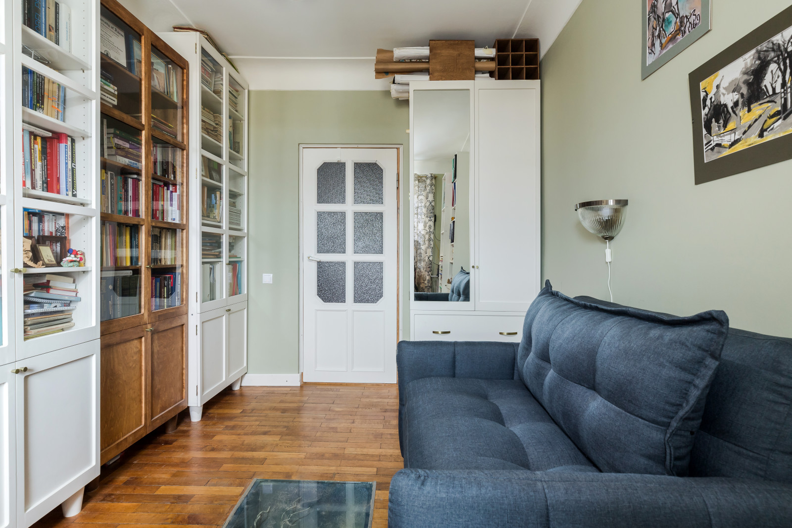 Библиотека в старой питерской квартирке