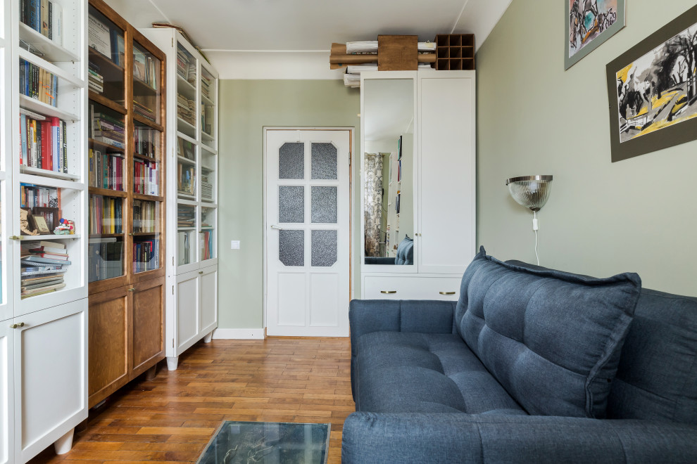 Библиотека в старой питерской квартирке