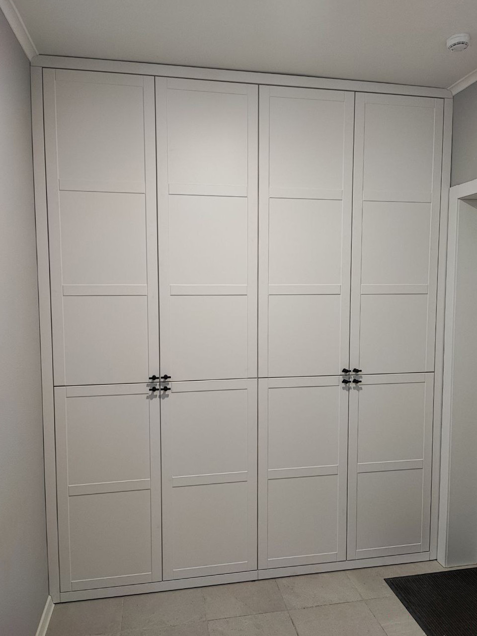 Встроенные распашные шкафы