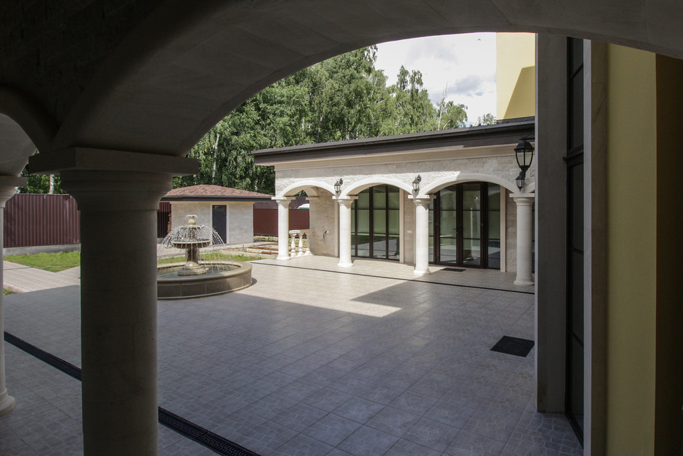 Дом в тосканском стиле. Вид из летней кухни