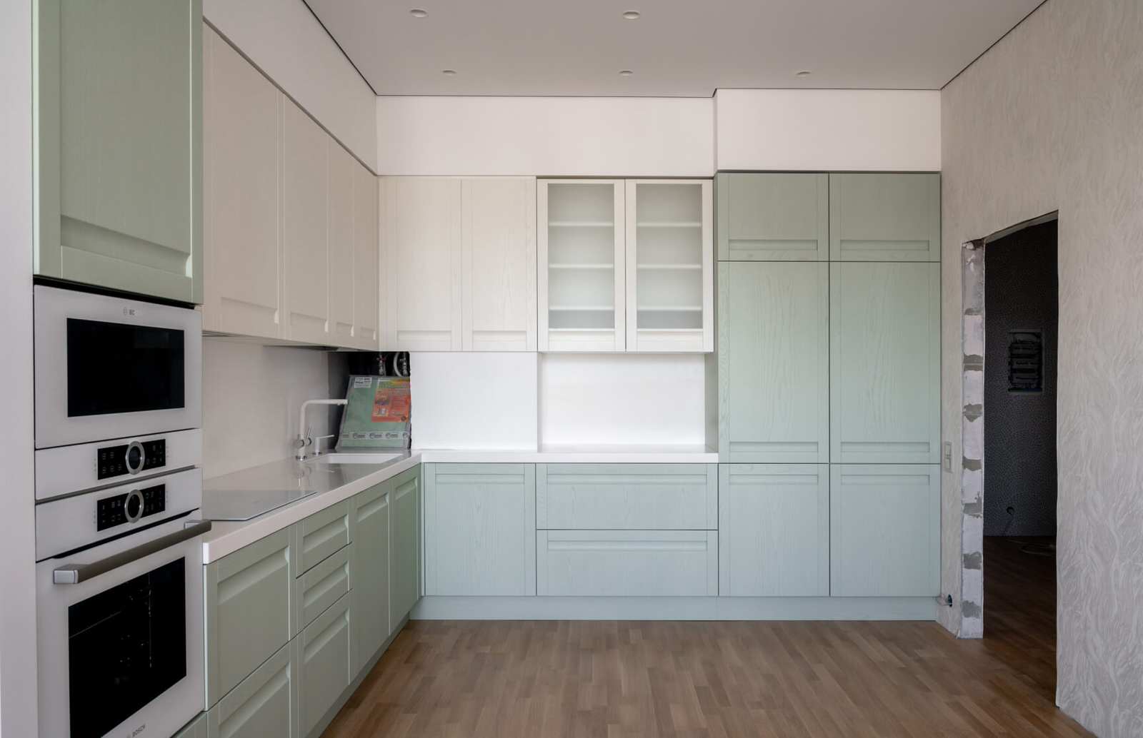 Кухня Натали из массива ясеня в цвете Авалон и Космик Латте от дизайнера