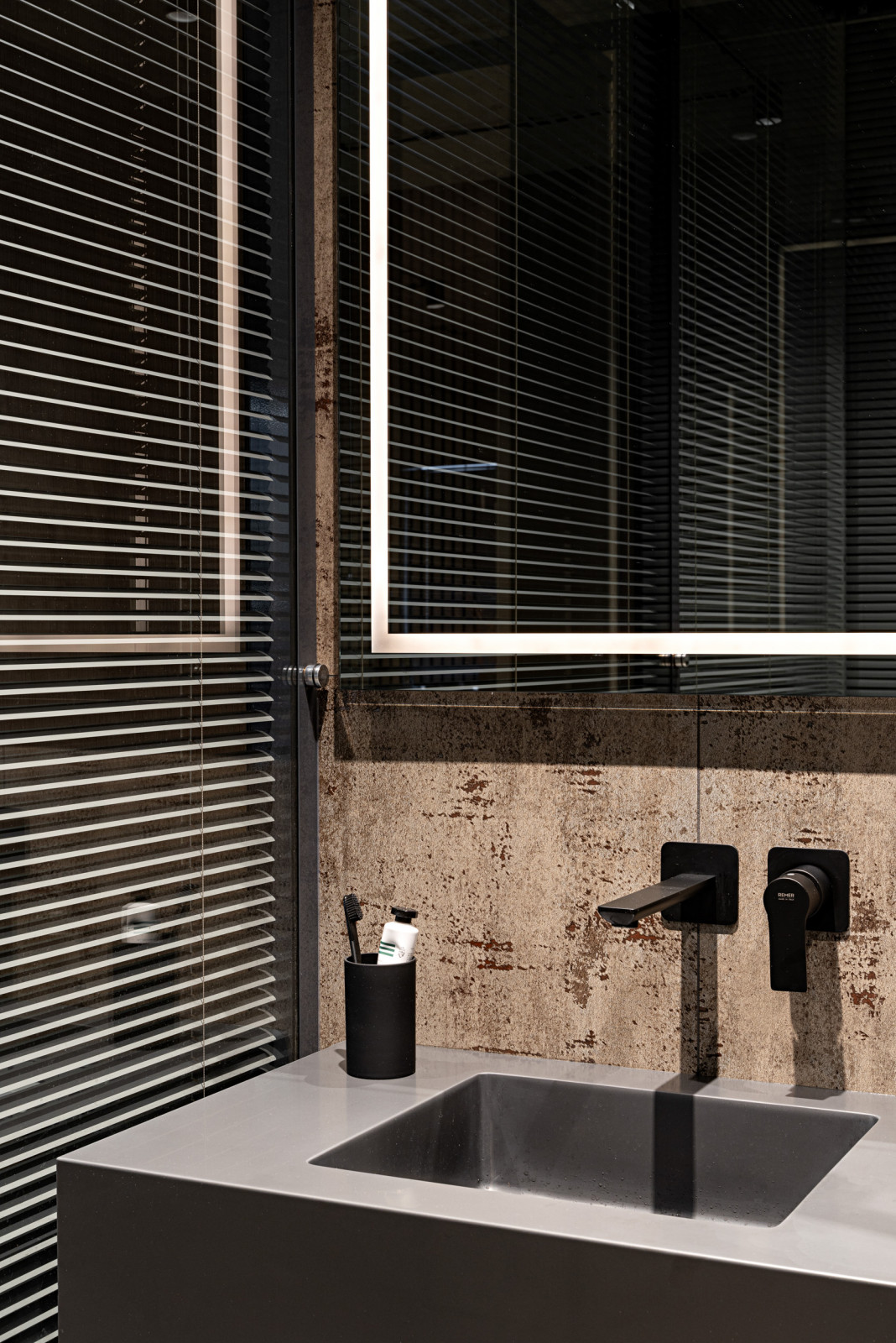 Обложка проекта: Бетонная квартира с ванной у окна