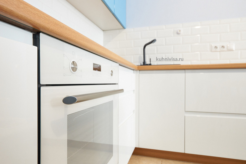 Обложка проекта: бело-голубая кухня с интегрированными ручками