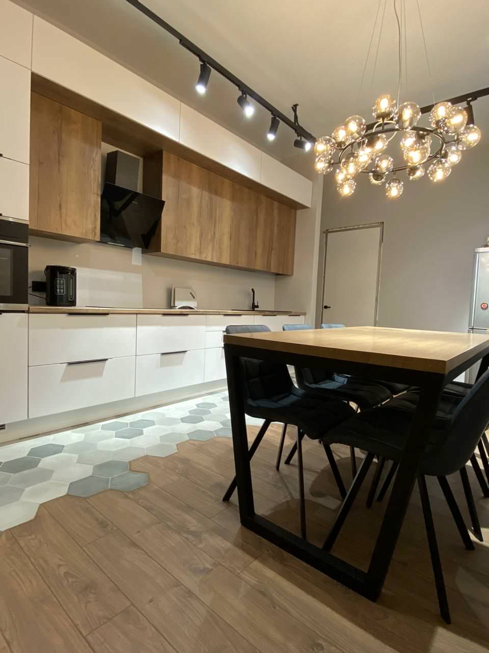 Кухня с антресольной зоной прямая